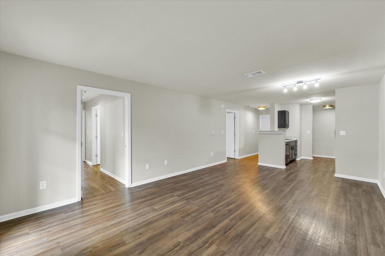 Savoy Apartment: 117 Sterling Ct