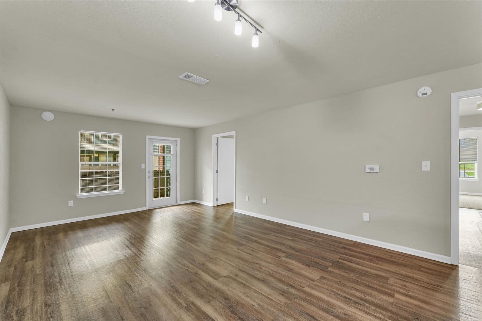 Savoy Apartment: 117 Sterling Ct