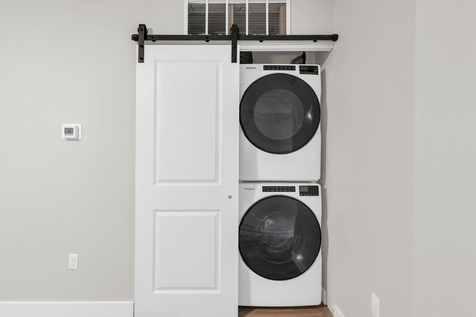 Savoy Apartment: 117 Sterling Ct