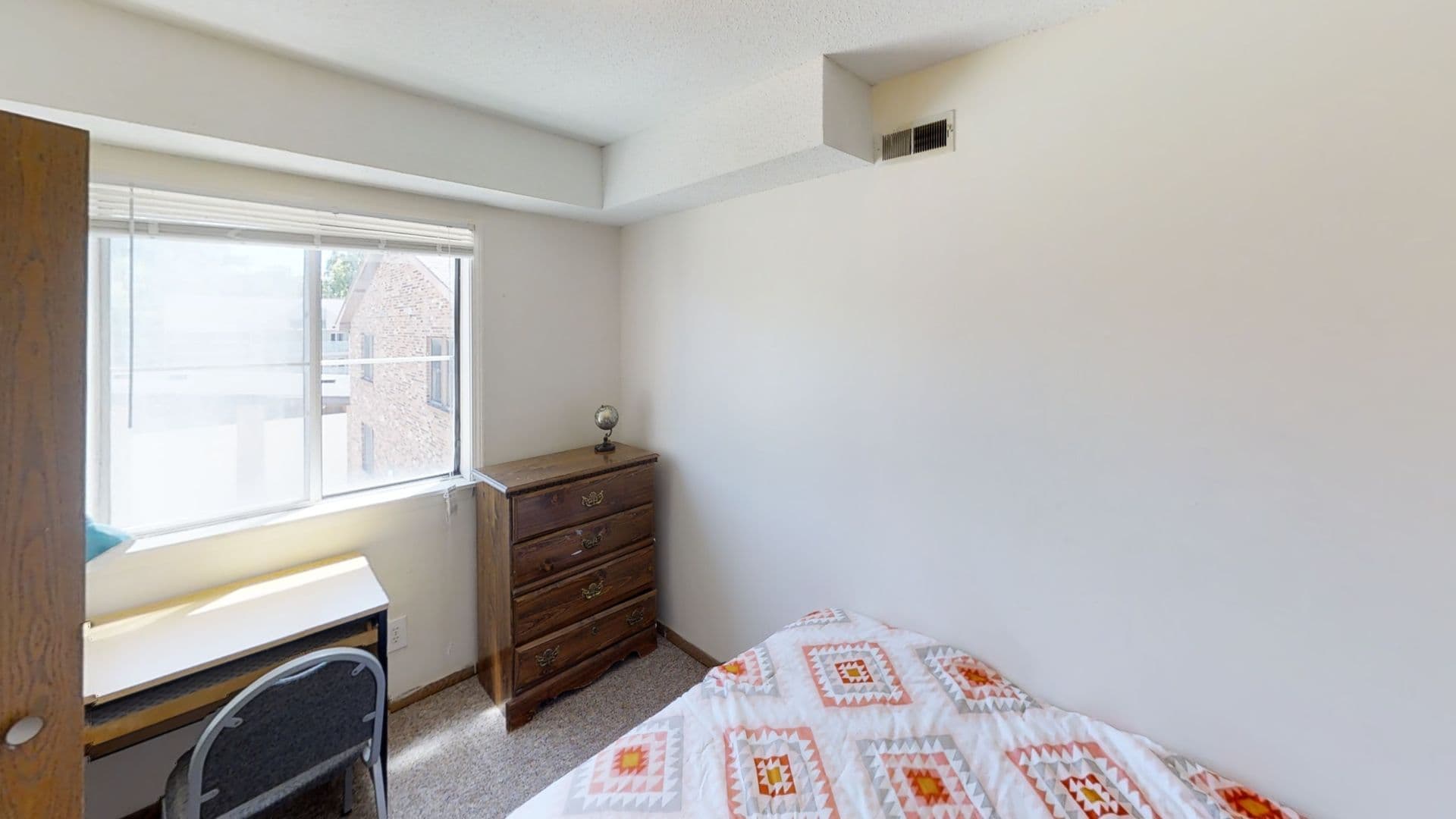 Urbana Apartment: 905 W Oregon