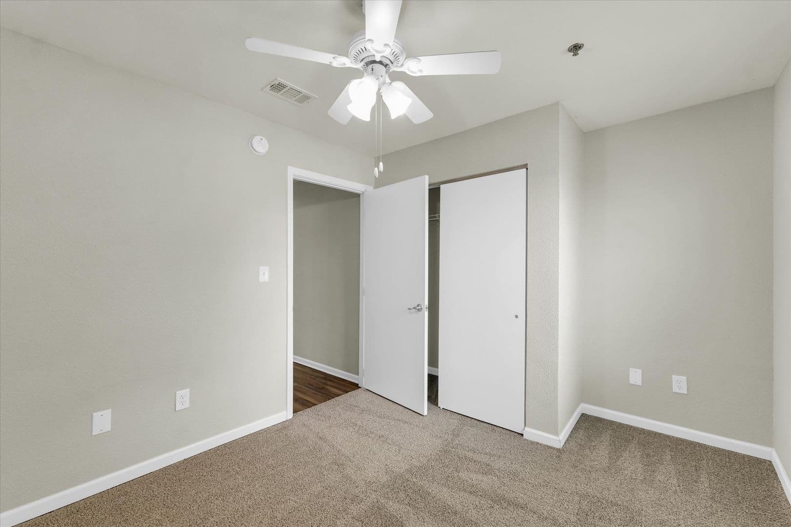 Savoy Apartment: 117 Sterling Ct