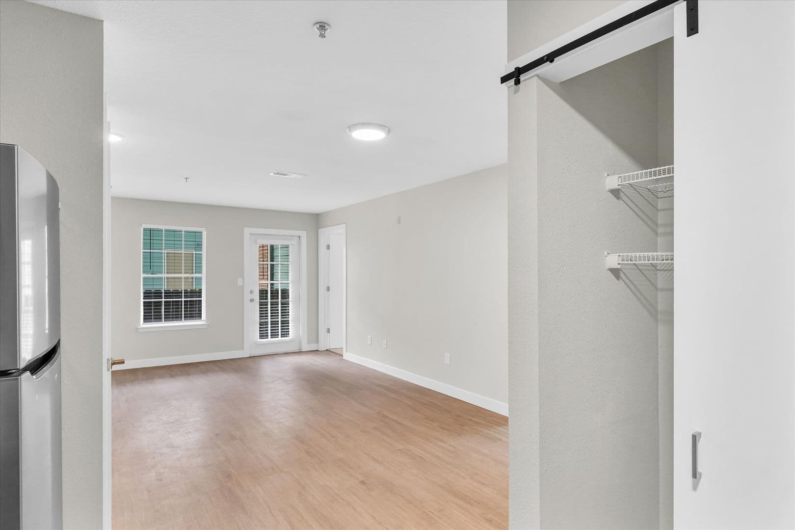 Savoy Apartment: 117 Sterling Ct
