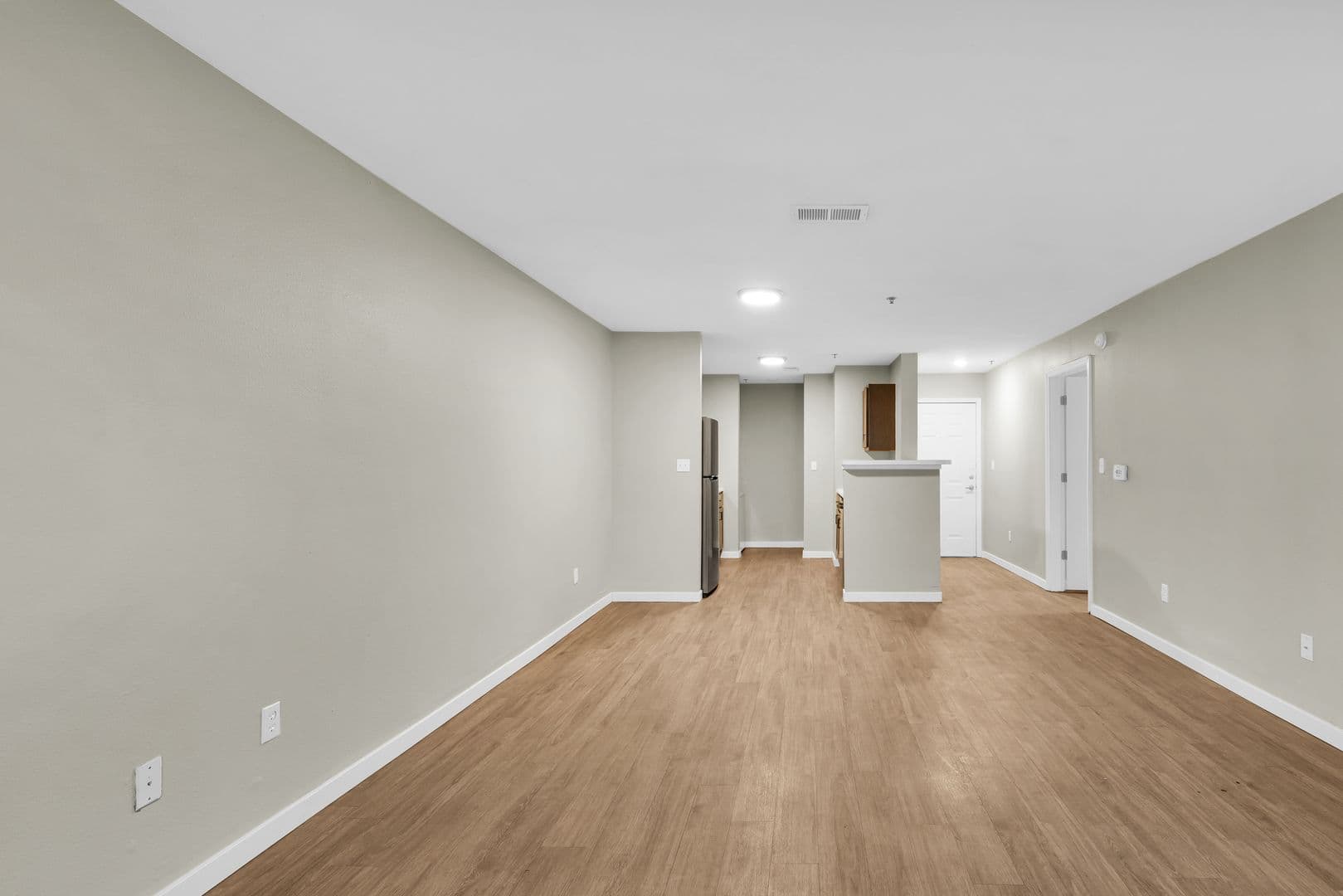 Savoy Apartment: 117 Sterling Ct