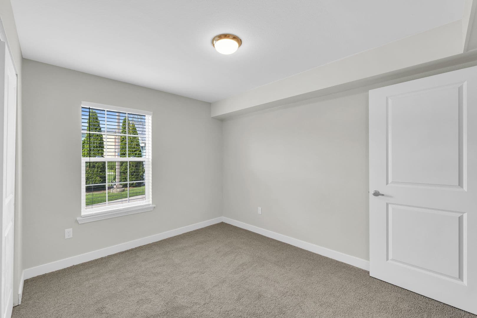 Savoy Apartment: 117 Sterling Ct