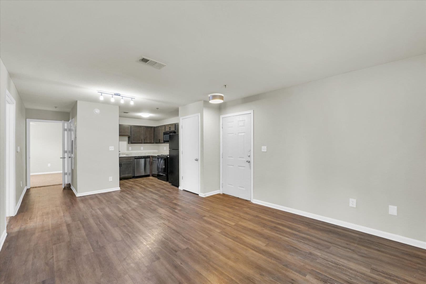 Savoy Apartment: 117 Sterling Ct