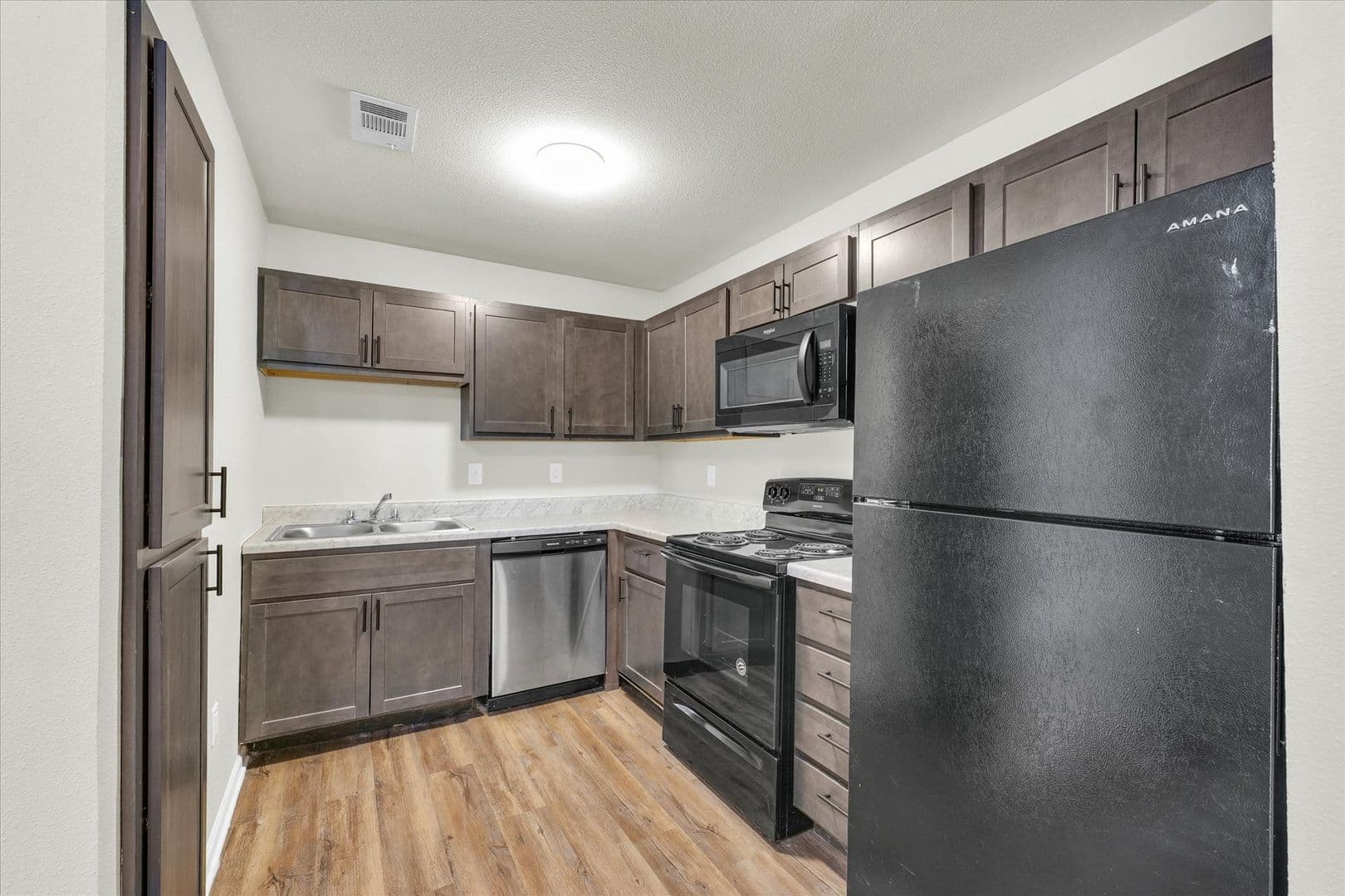 Savoy Apartment: 117 Sterling Ct
