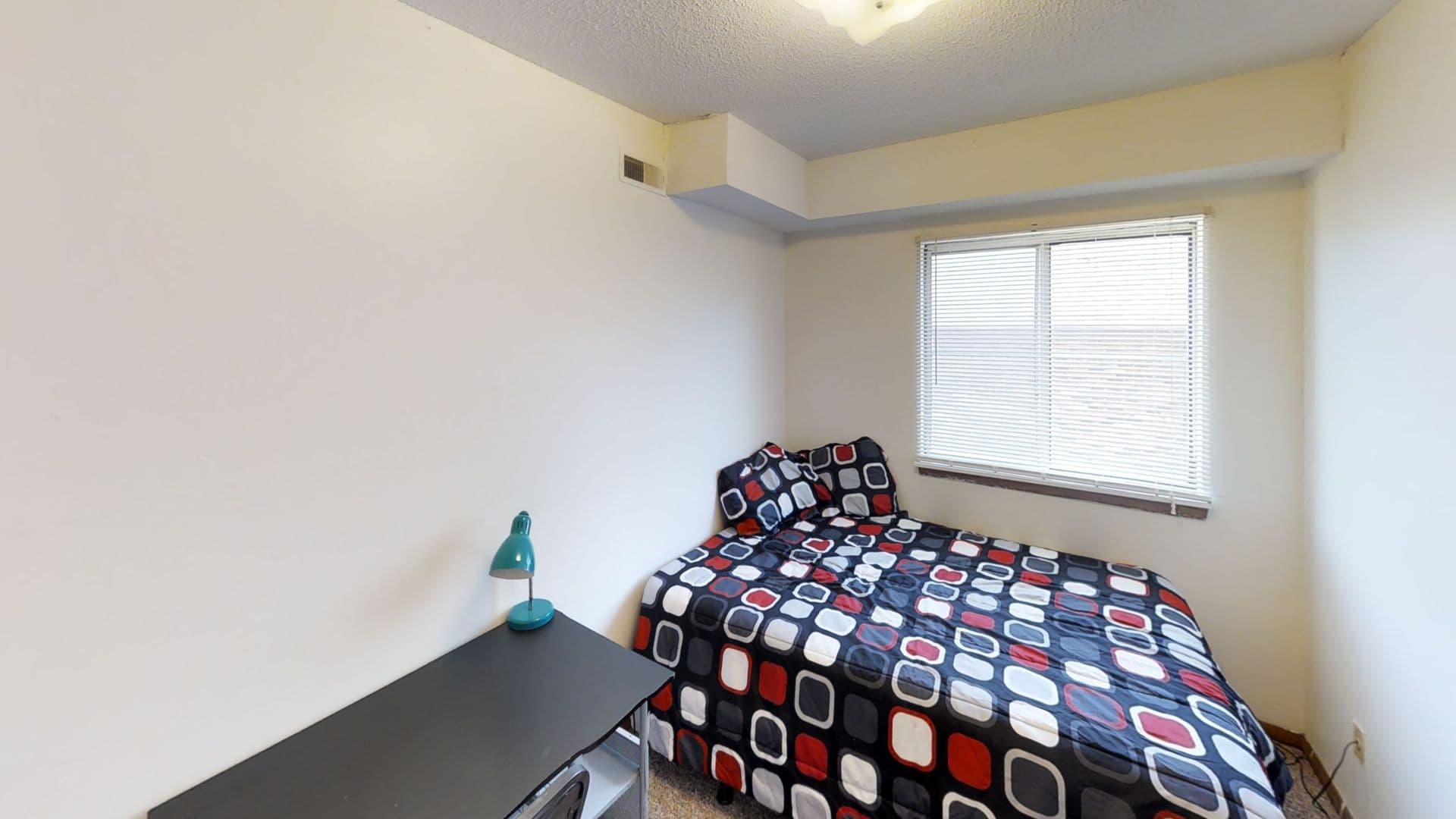 Urbana Apartment: 905 W Oregon
