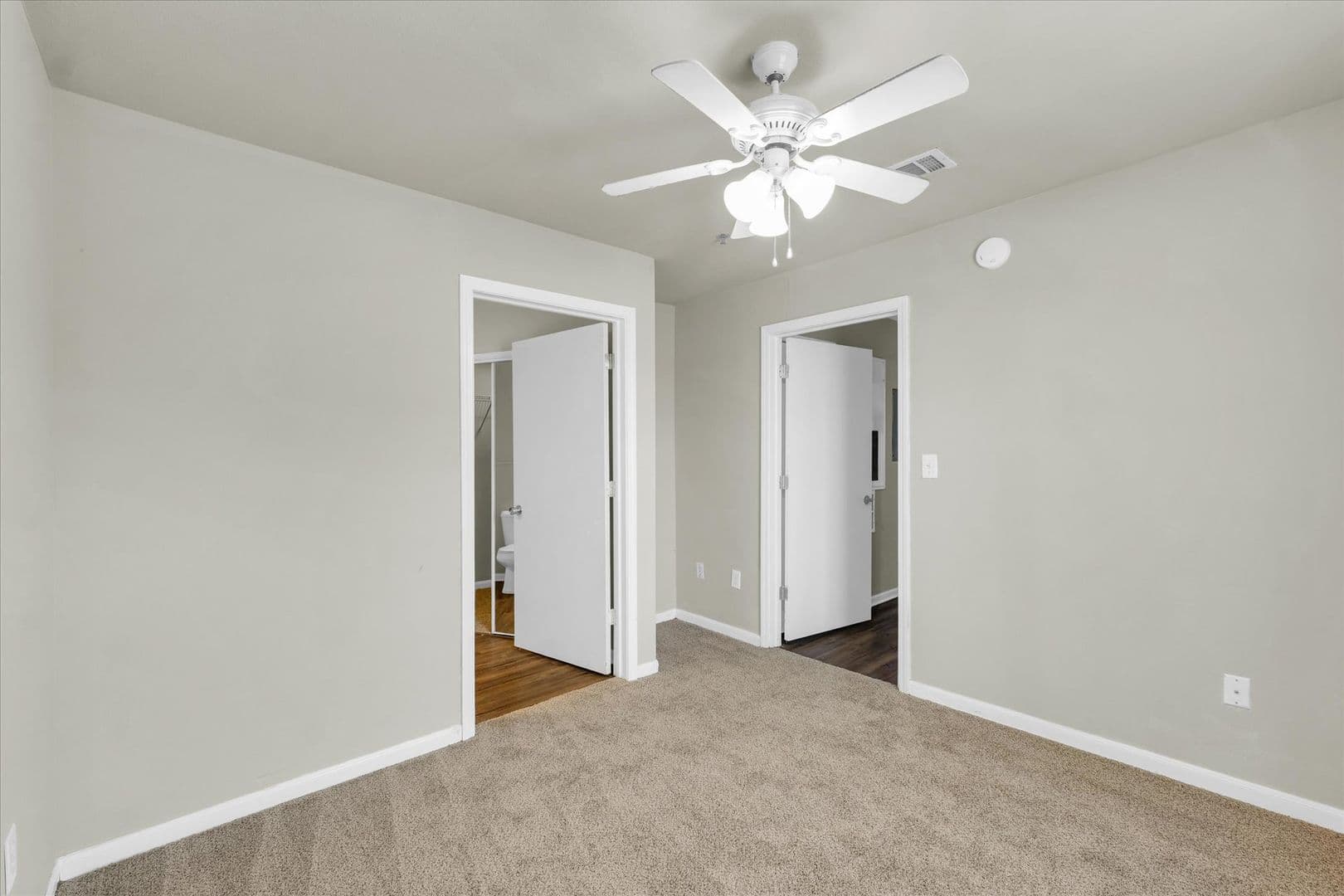 Savoy Apartment: 117 Sterling Ct