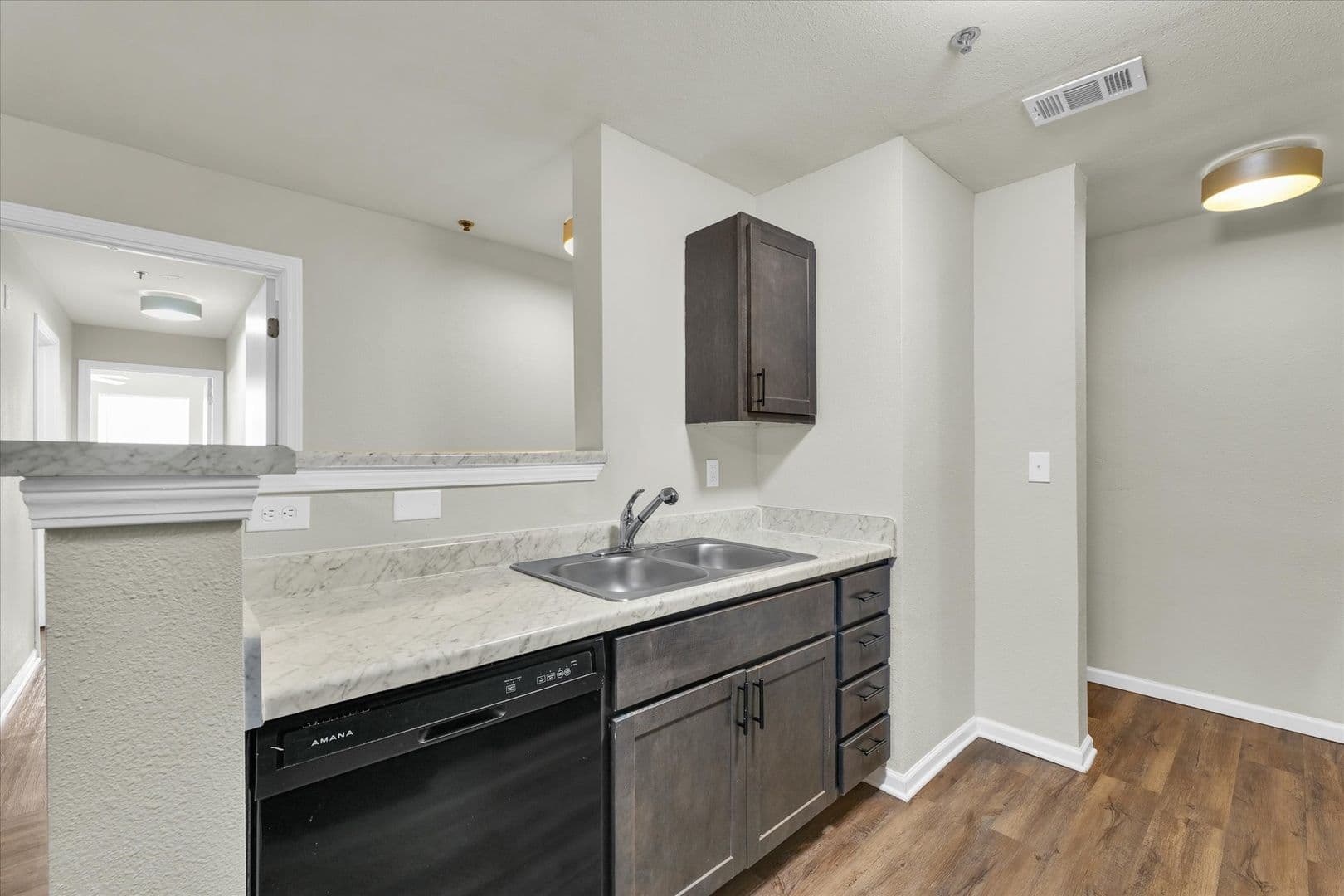 Savoy Apartment: 117 Sterling Ct