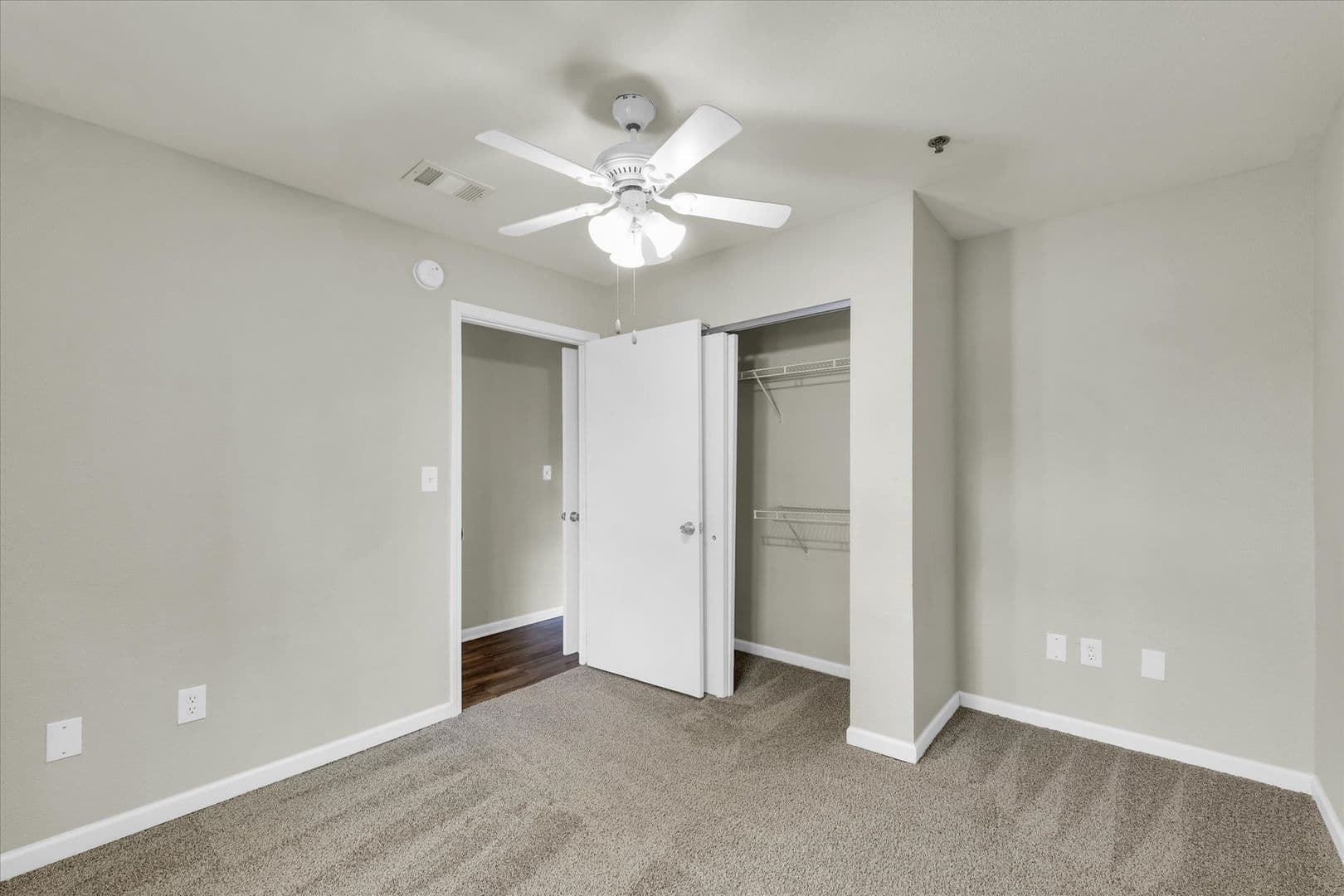 Savoy Apartment: 117 Sterling Ct