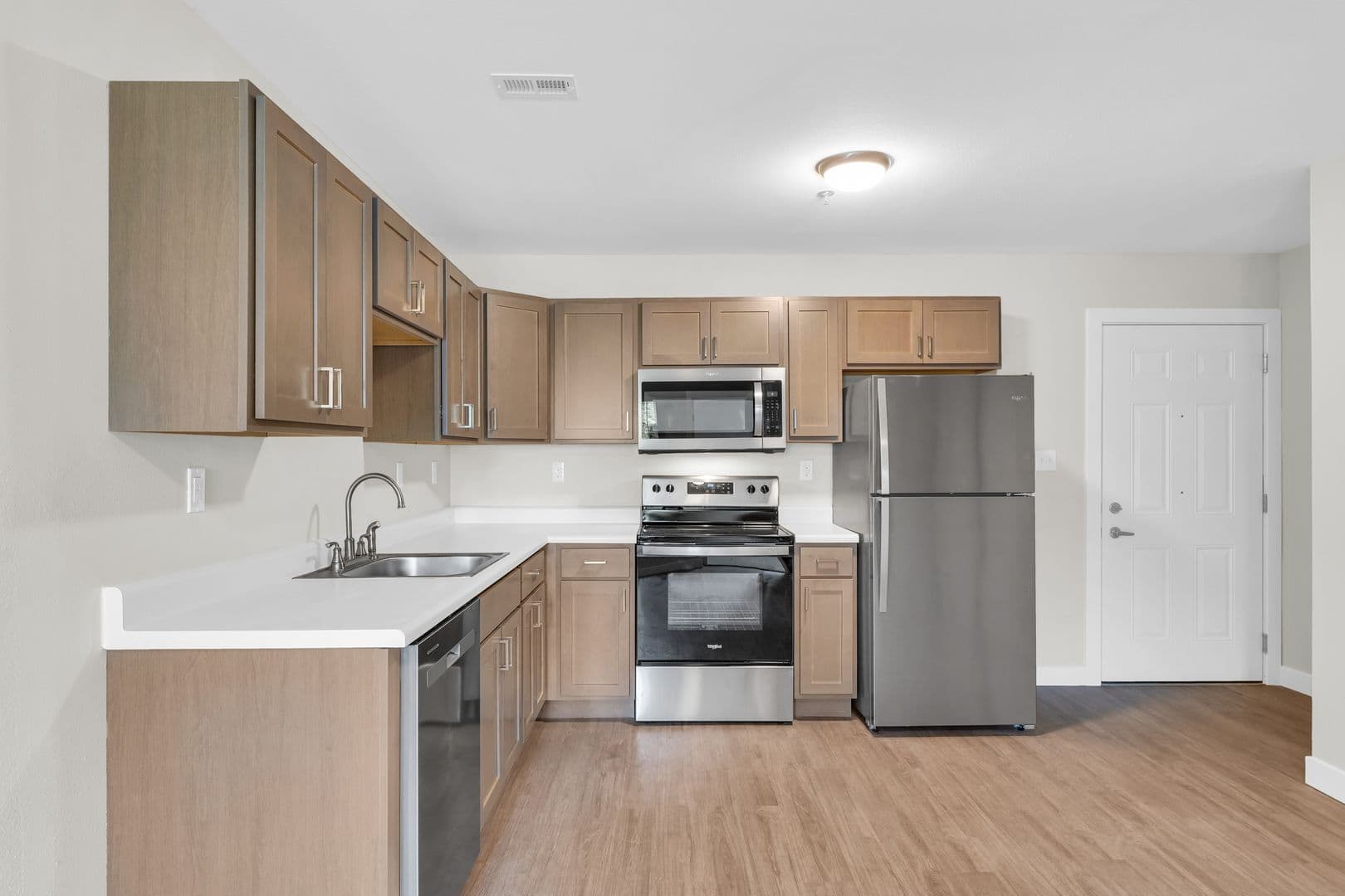 Savoy Apartment: 117 Sterling Ct