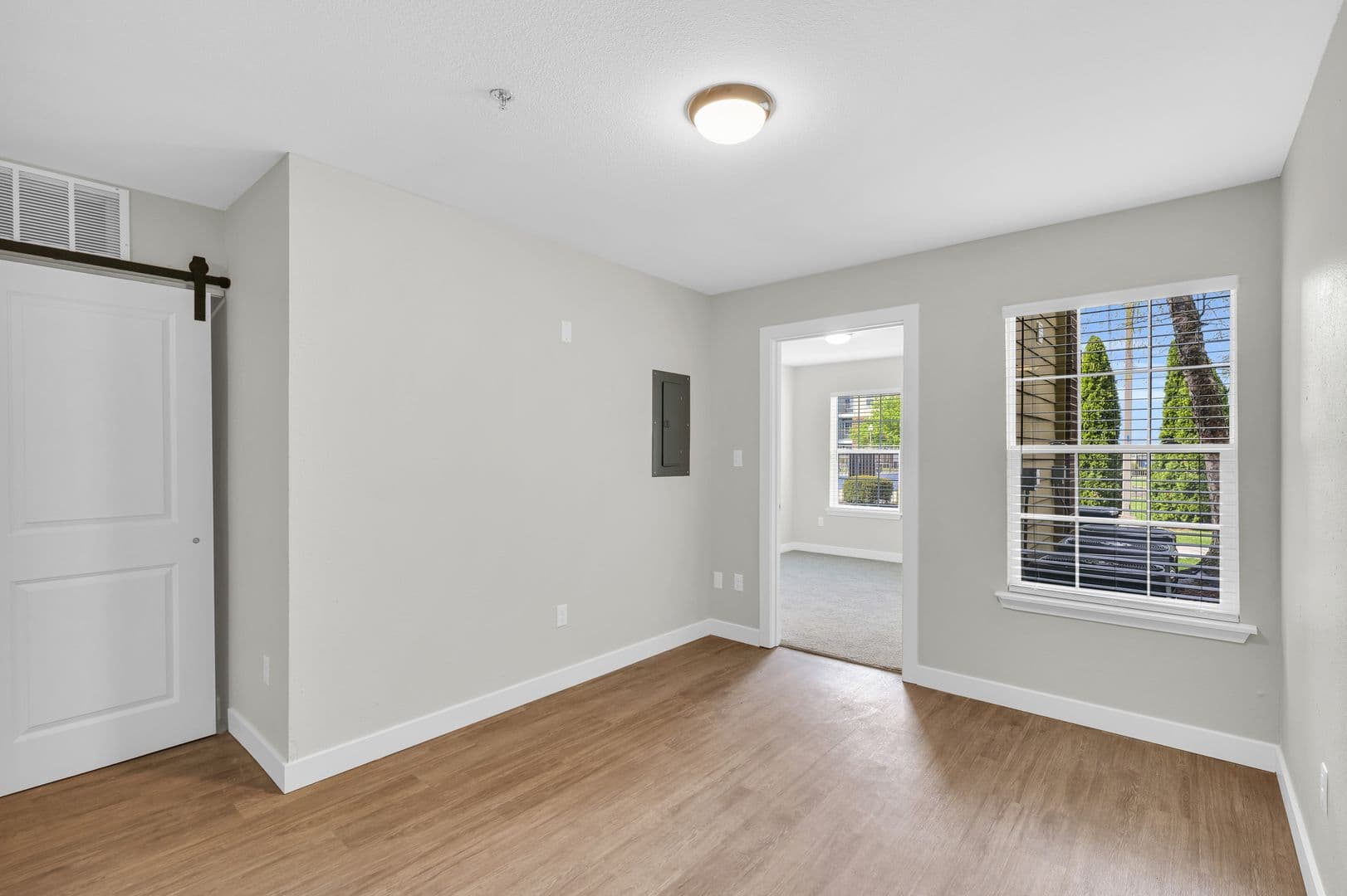 Savoy Apartment: 117 Sterling Ct