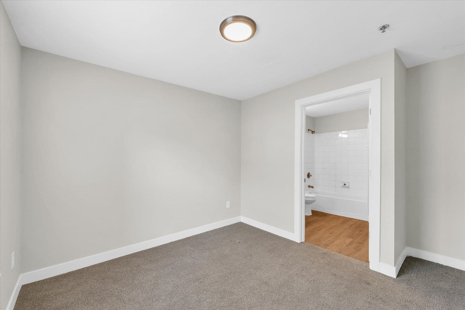 Savoy Apartment: 117 Sterling Ct