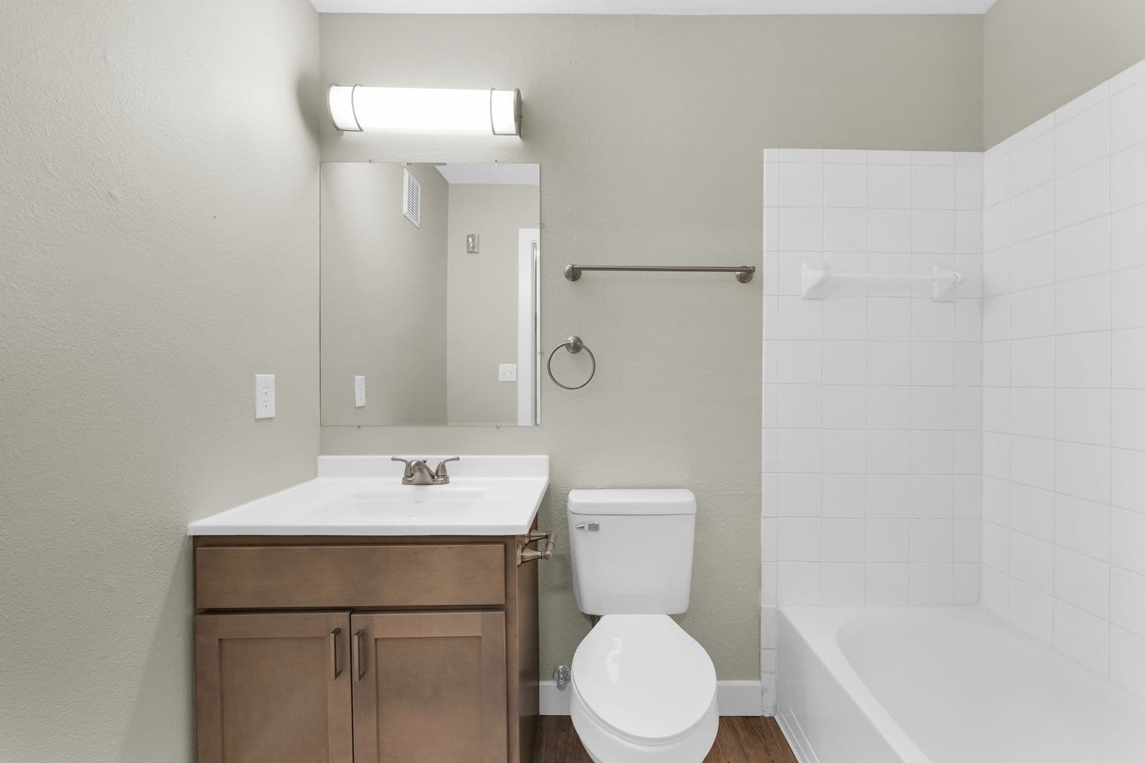 Savoy Apartment: 117 Sterling Ct