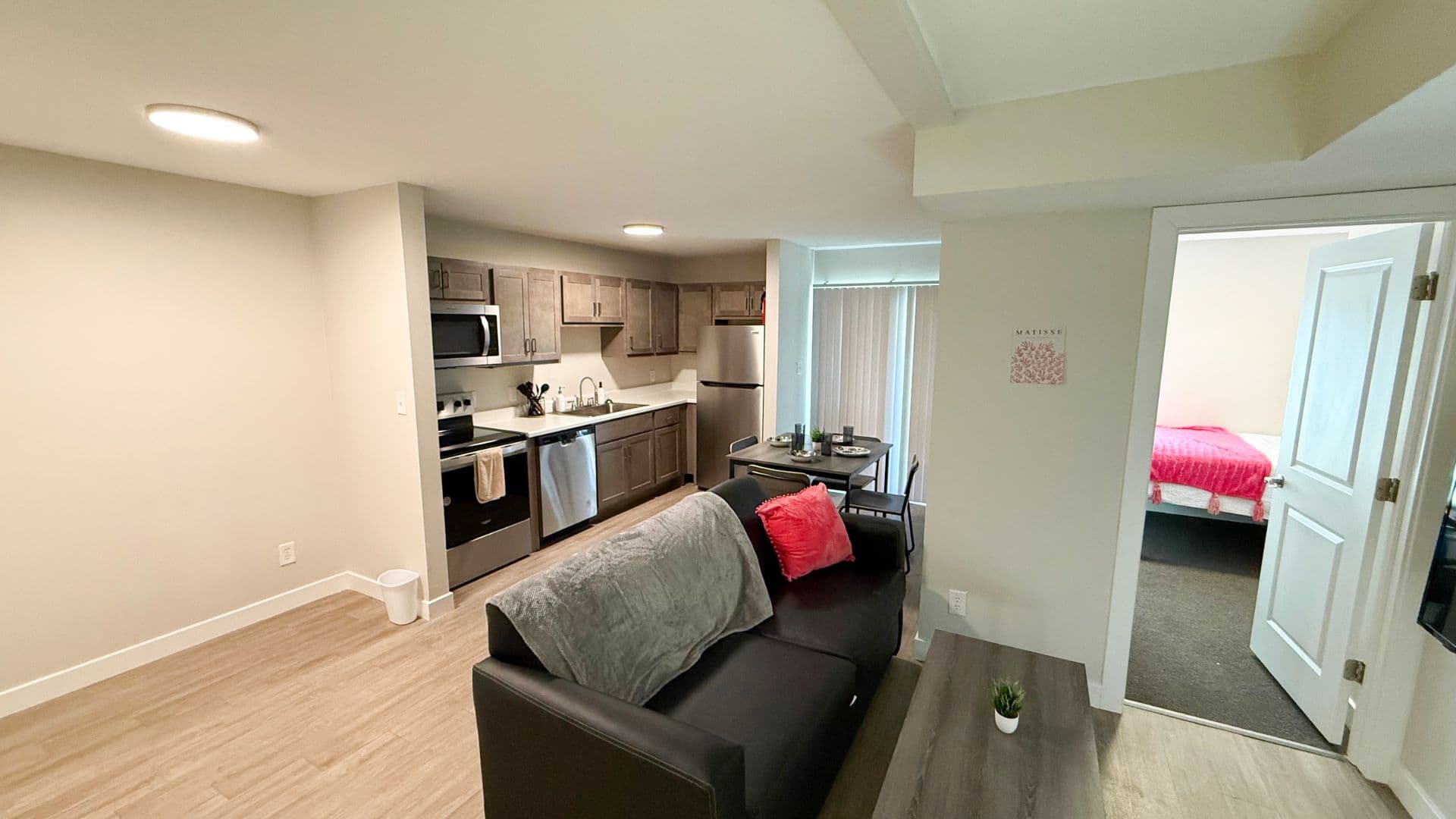 Urbana Apartment: 104 N Lincoln Ave