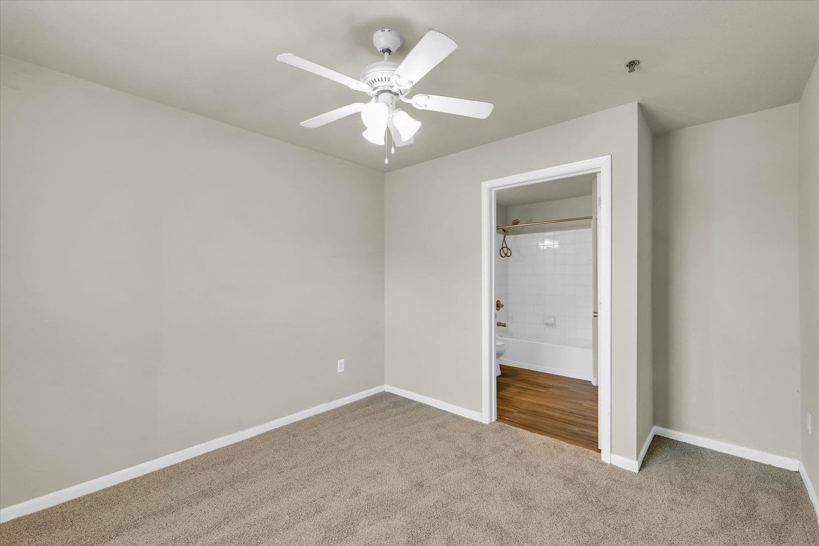 Savoy Apartment: 117 Sterling Ct
