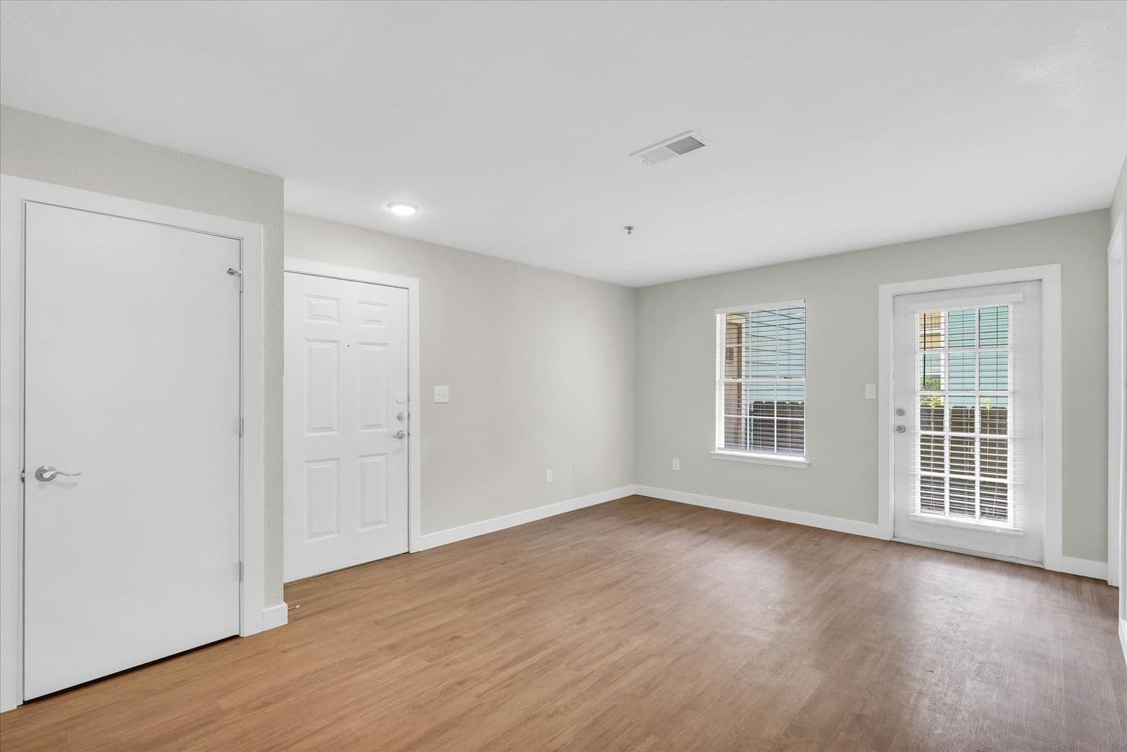 Savoy Apartment: 117 Sterling Ct