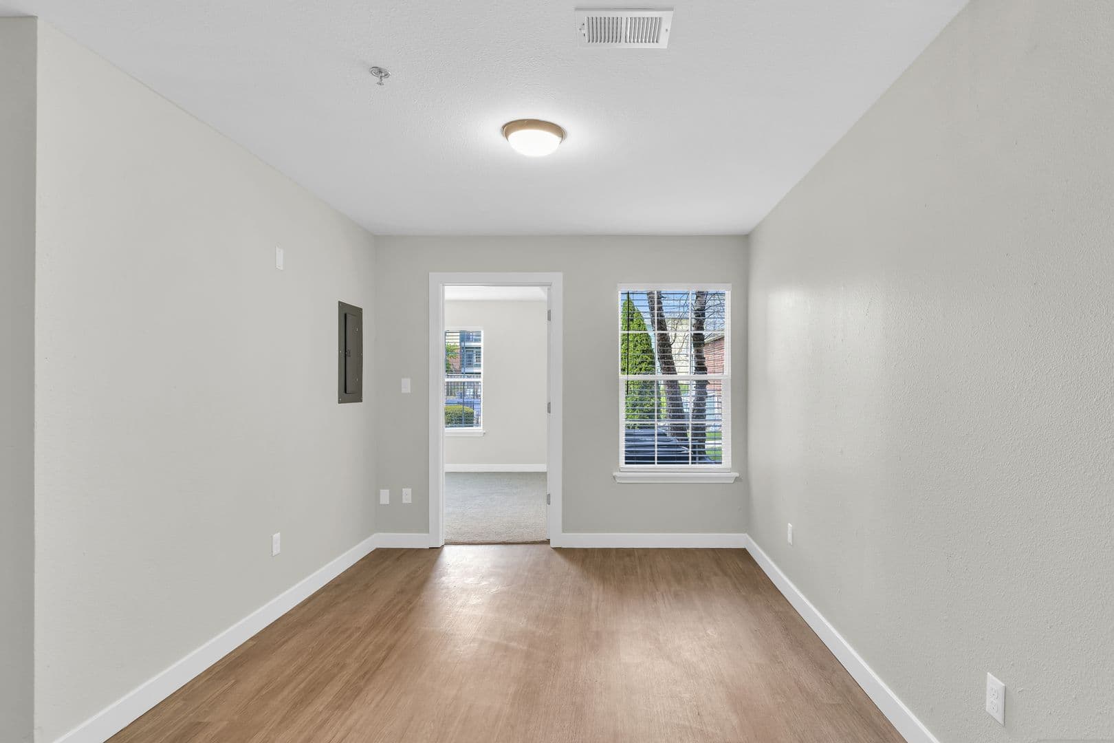 Savoy Apartment: 117 Sterling Ct