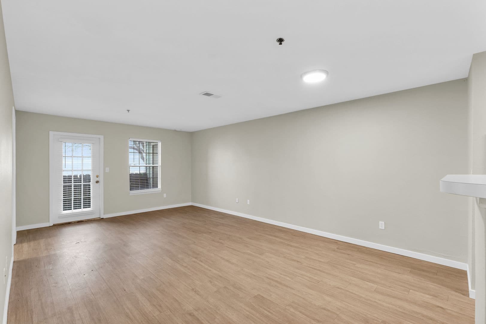 Savoy Apartment: 117 Sterling Ct
