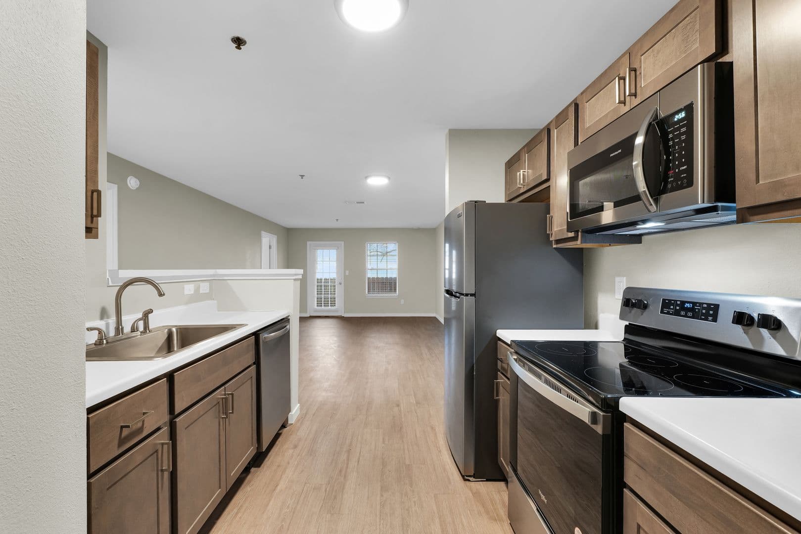 Savoy Apartment: 117 Sterling Ct
