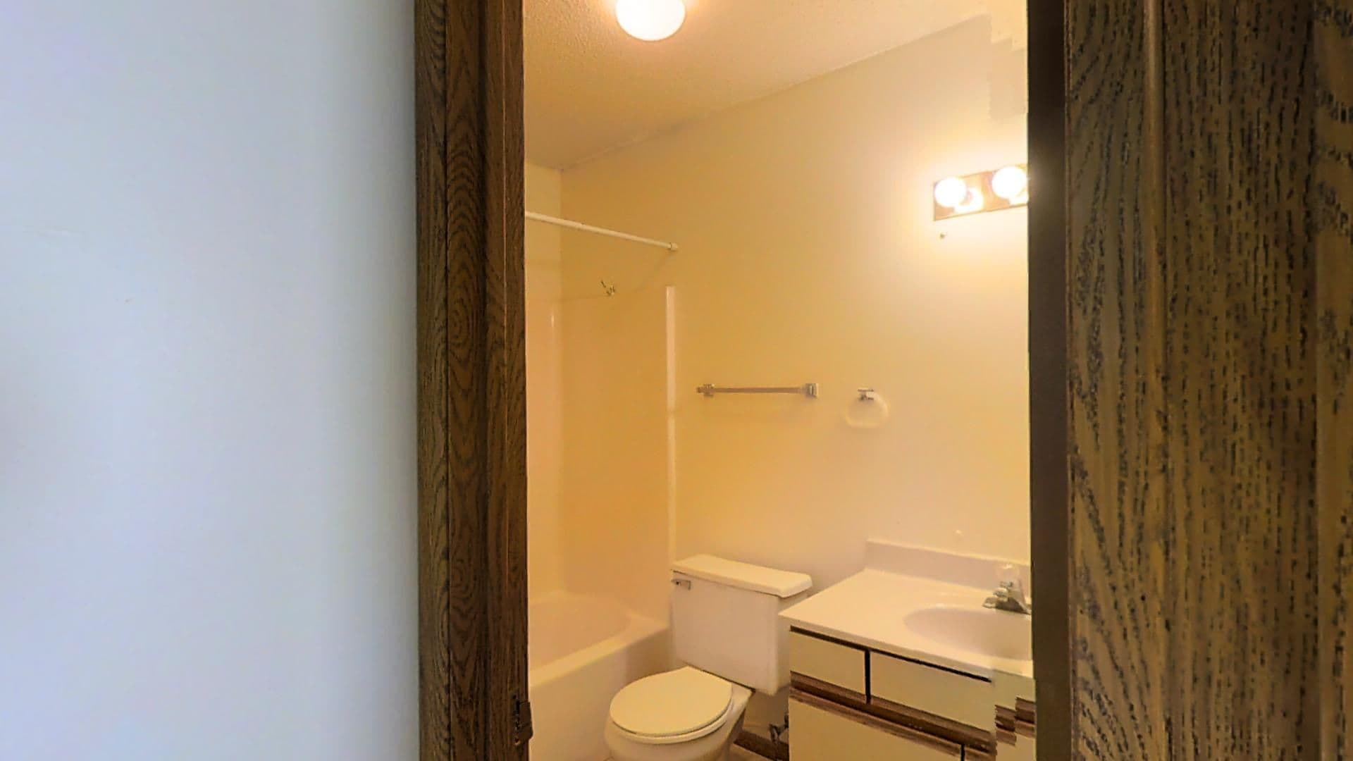 Urbana Apartment: 907 W Oregon
