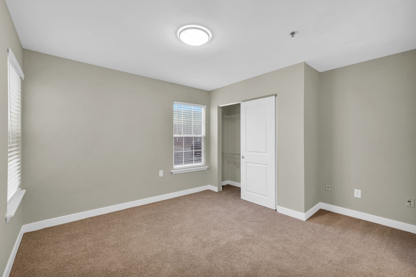 Savoy Apartment: 117 Sterling Ct