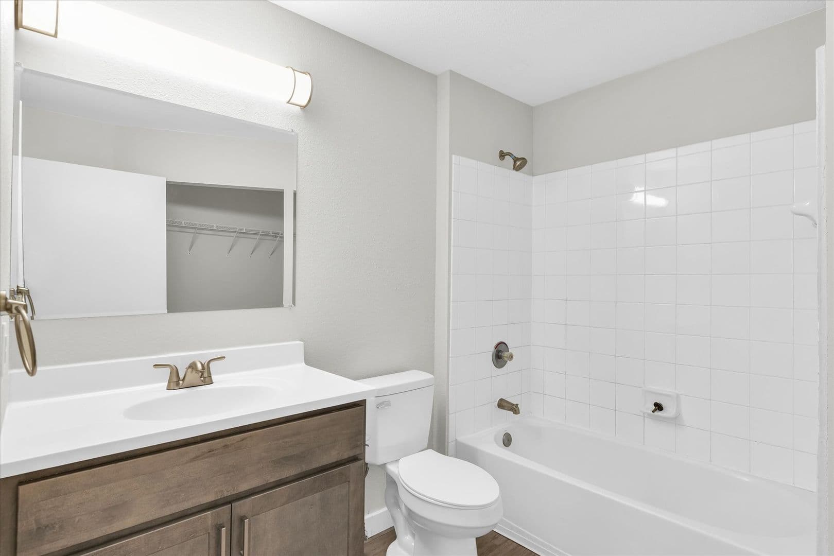 Savoy Apartment: 117 Sterling Ct