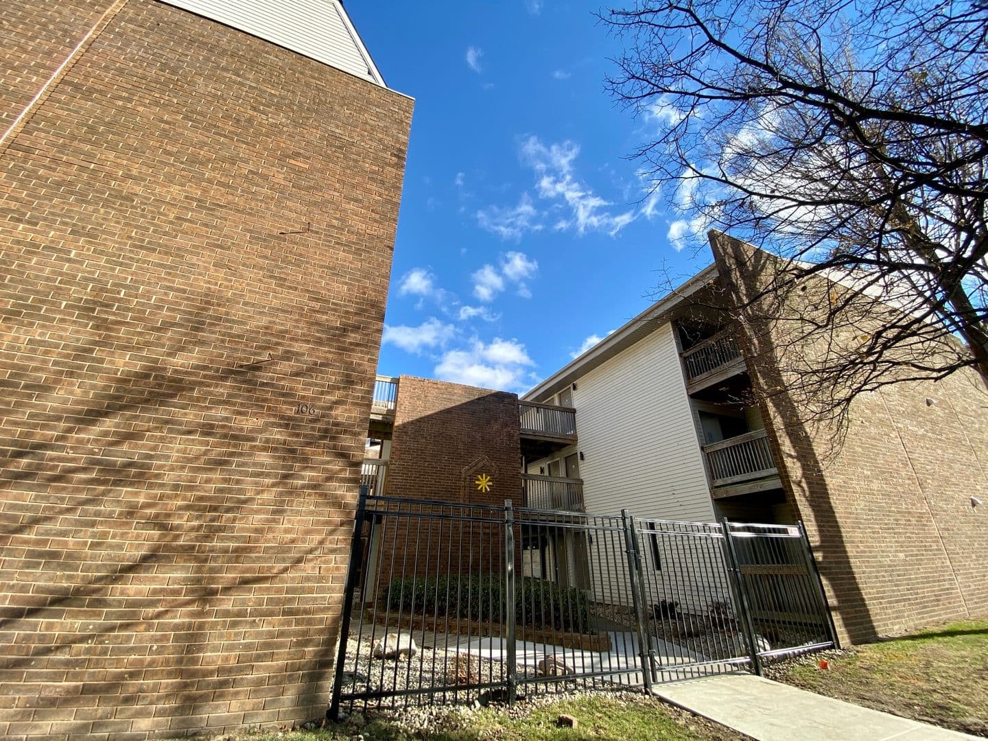 Urbana Apartment: 106 S Gregory Street