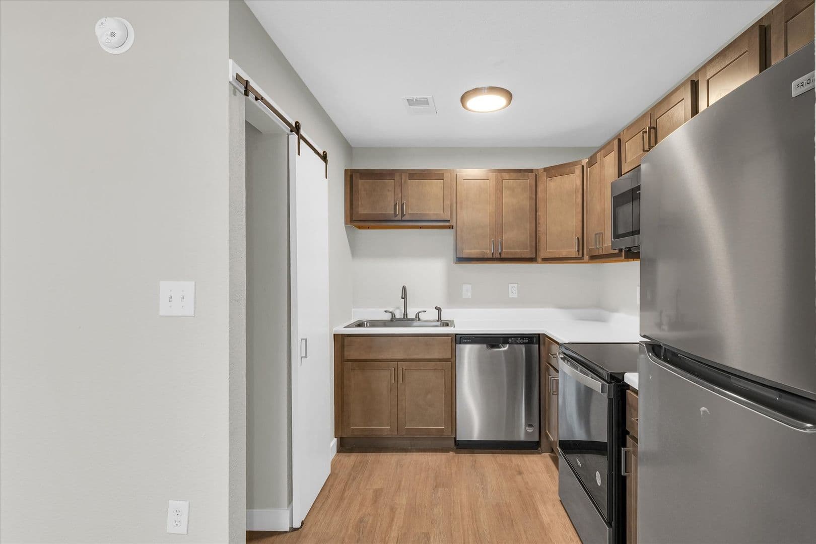 Savoy Apartment: 117 Sterling Ct