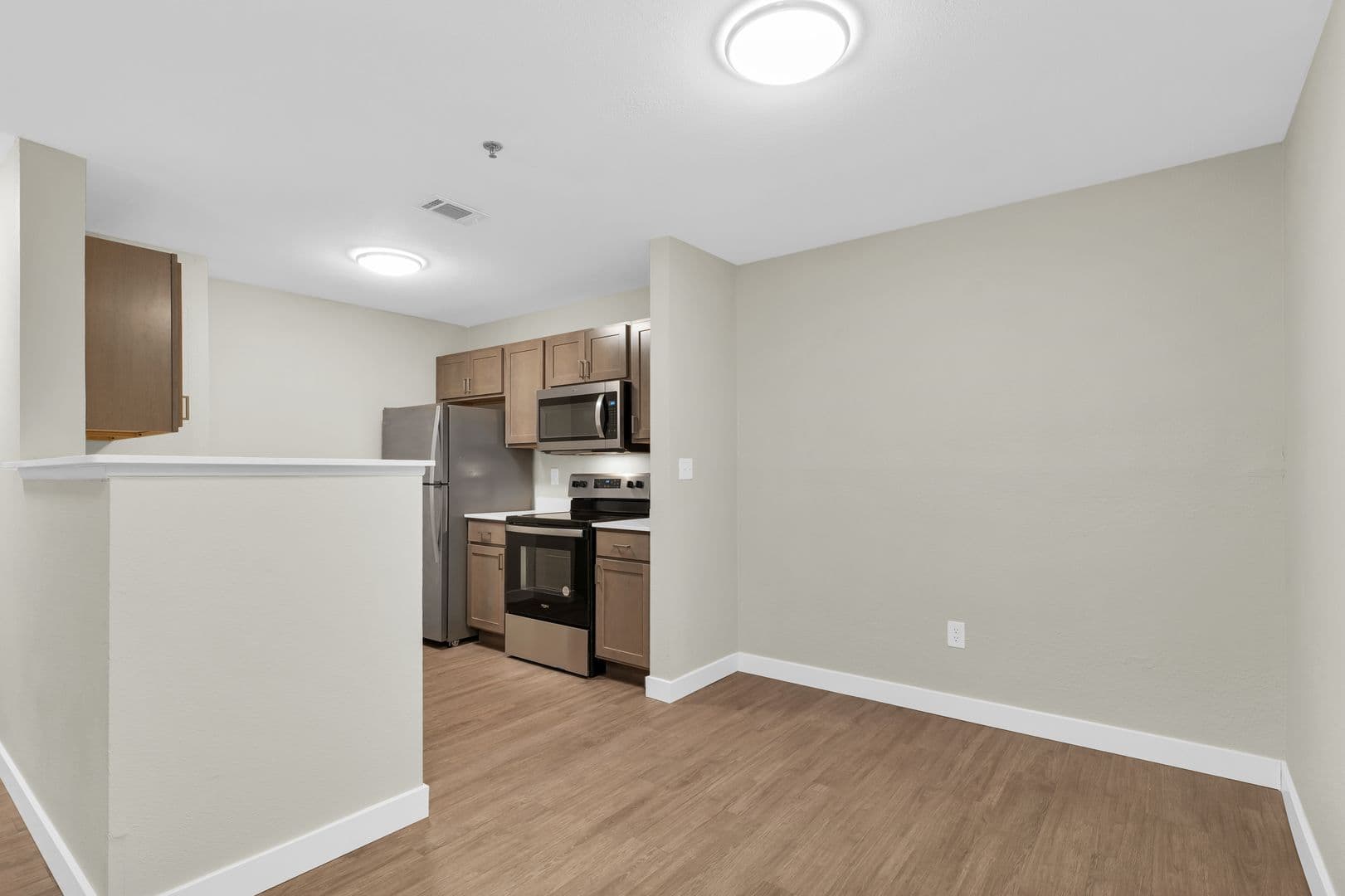 Savoy Apartment: 117 Sterling Ct
