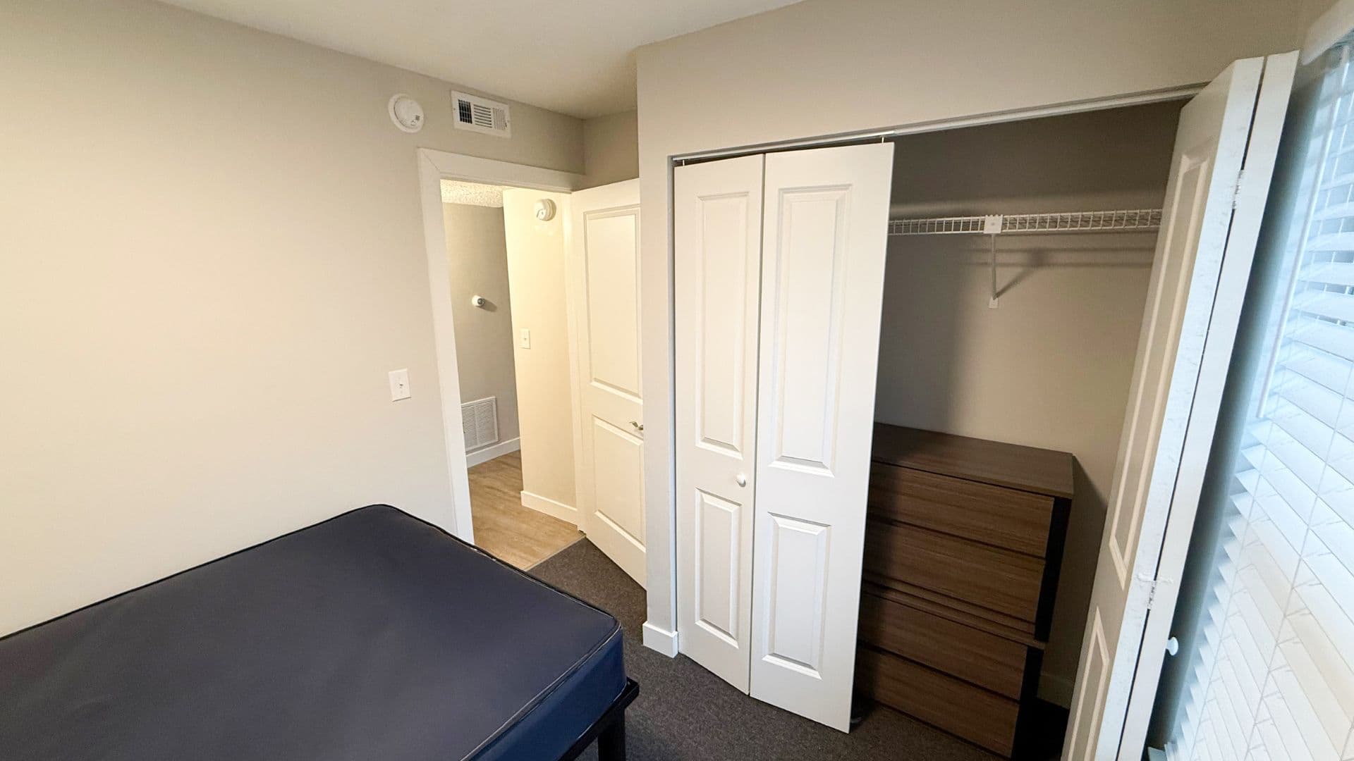 Urbana Apartment: 105 N Busey