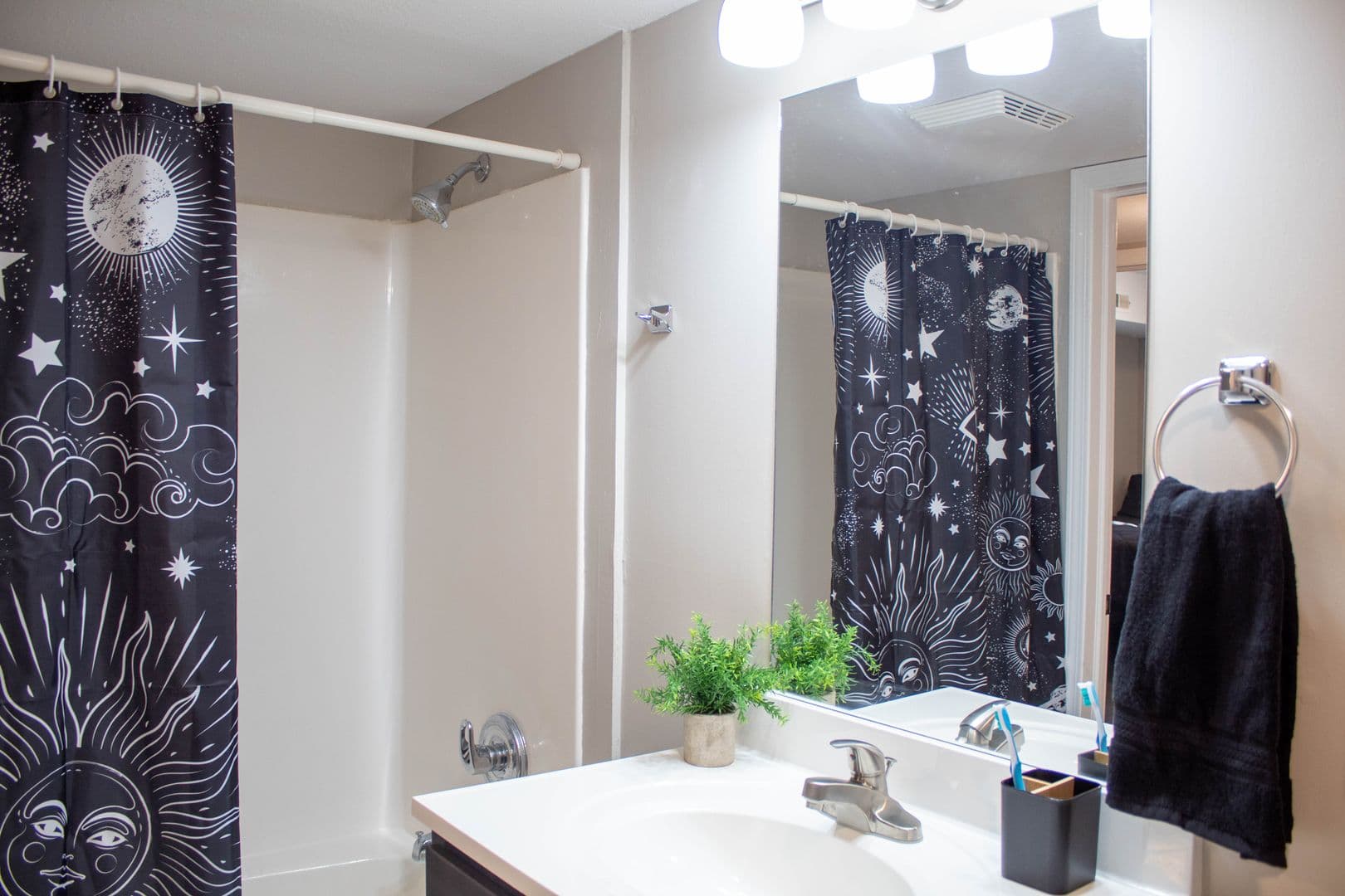 Urbana Apartment: 1010 W Stoughton