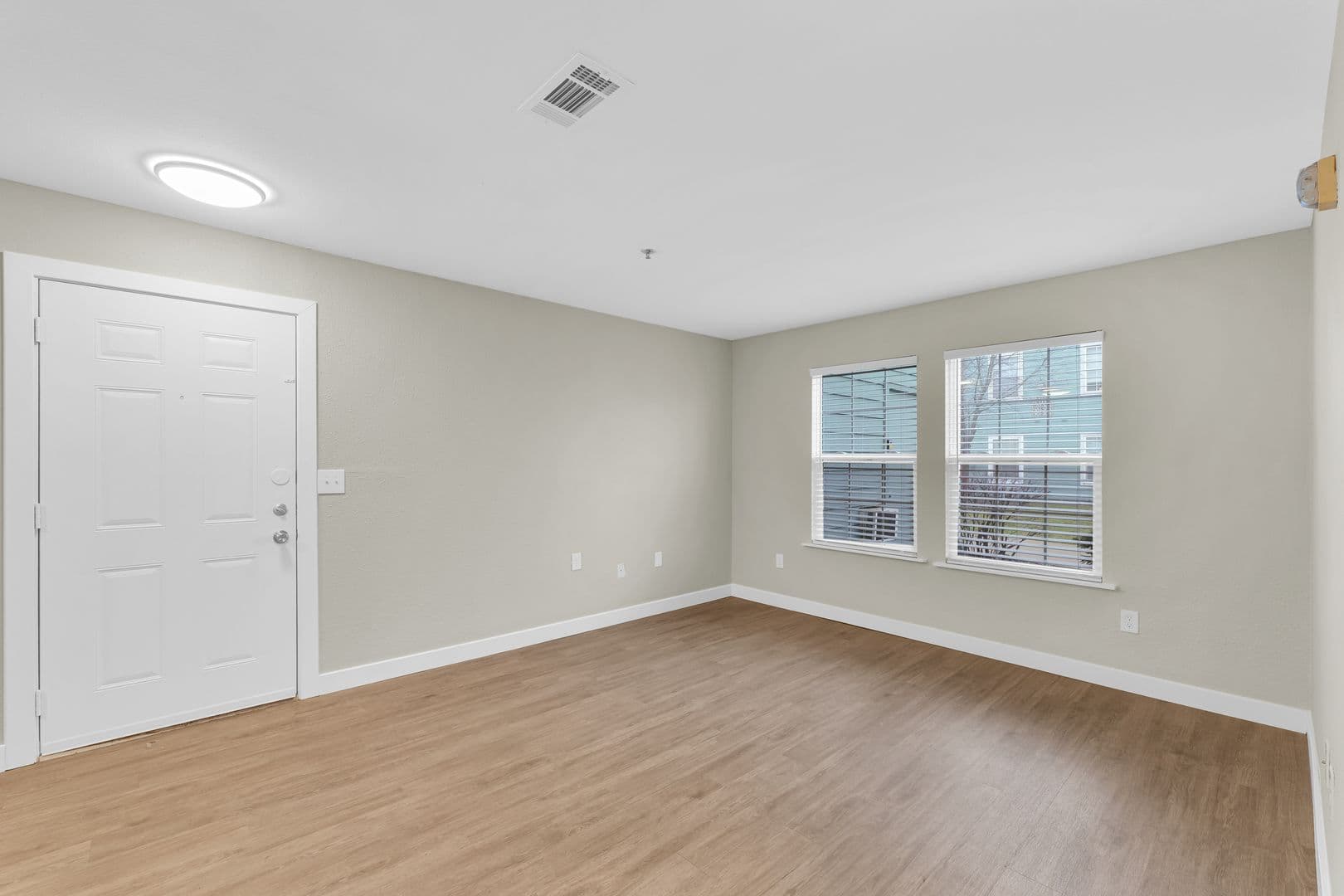 Savoy Apartment: 117 Sterling Ct