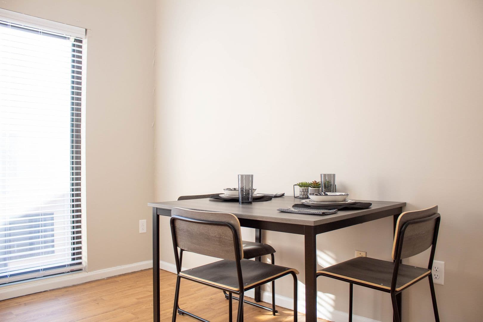 Urbana Apartment: 1010 W Stoughton