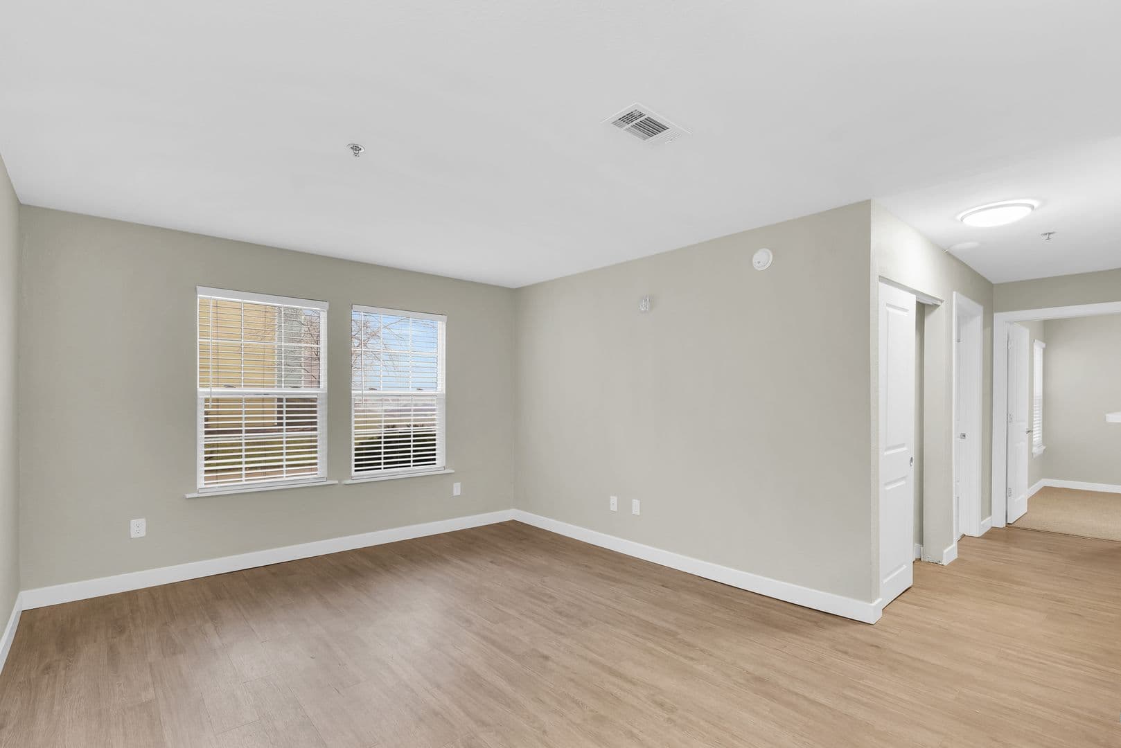 Savoy Apartment: 117 Sterling Ct