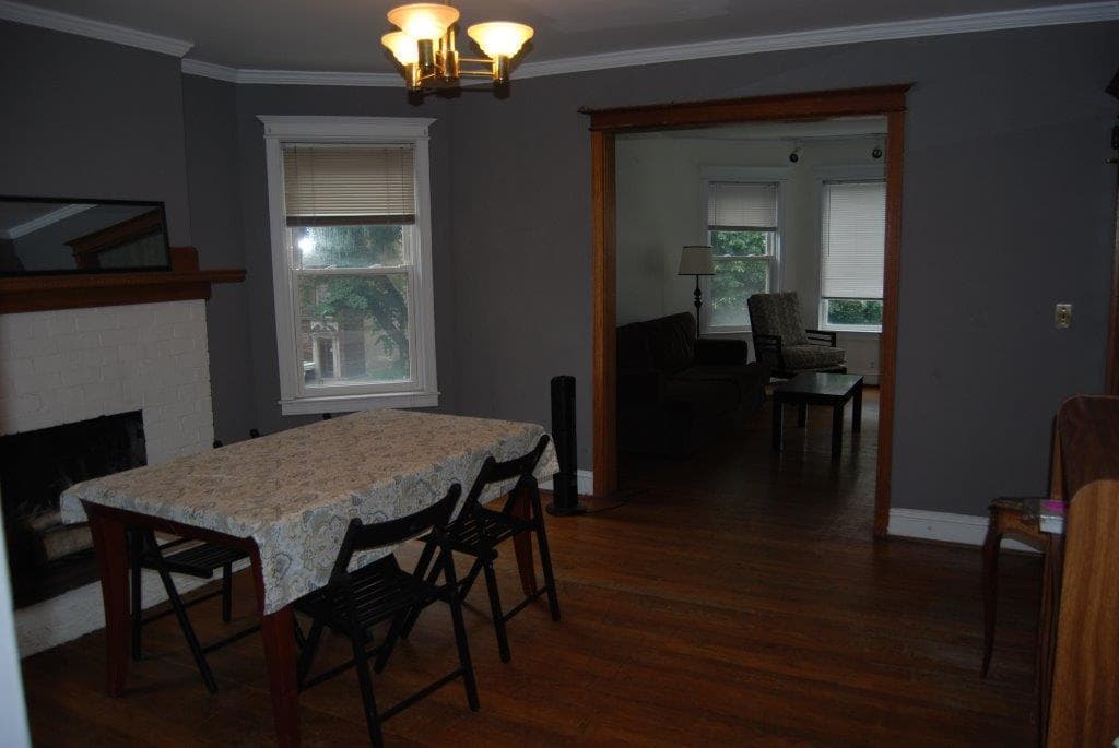 Evanston House: 827 Simpson St.