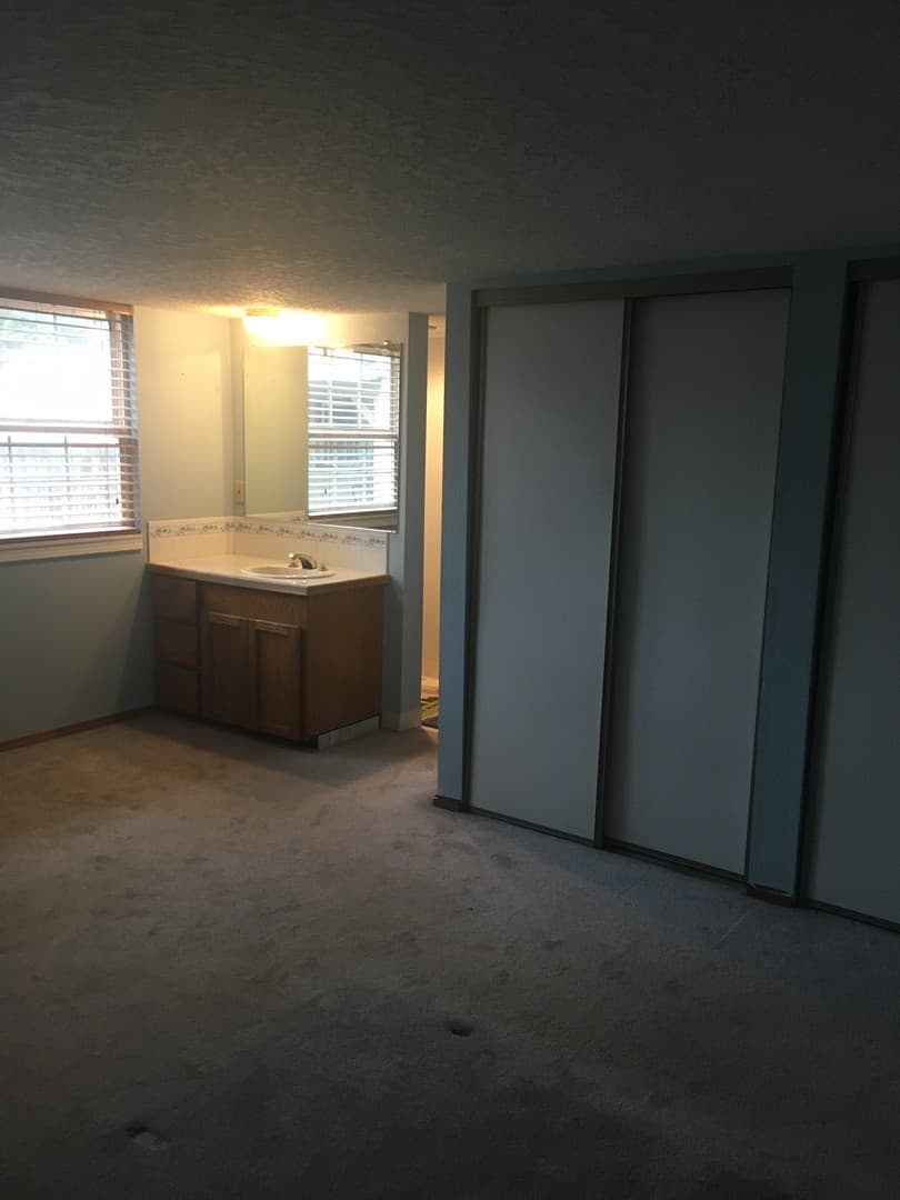 Portland House: 1037 NE 104th Ave