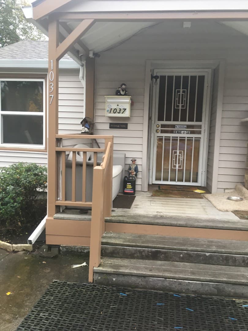 Portland House: 1037 NE 104th Ave