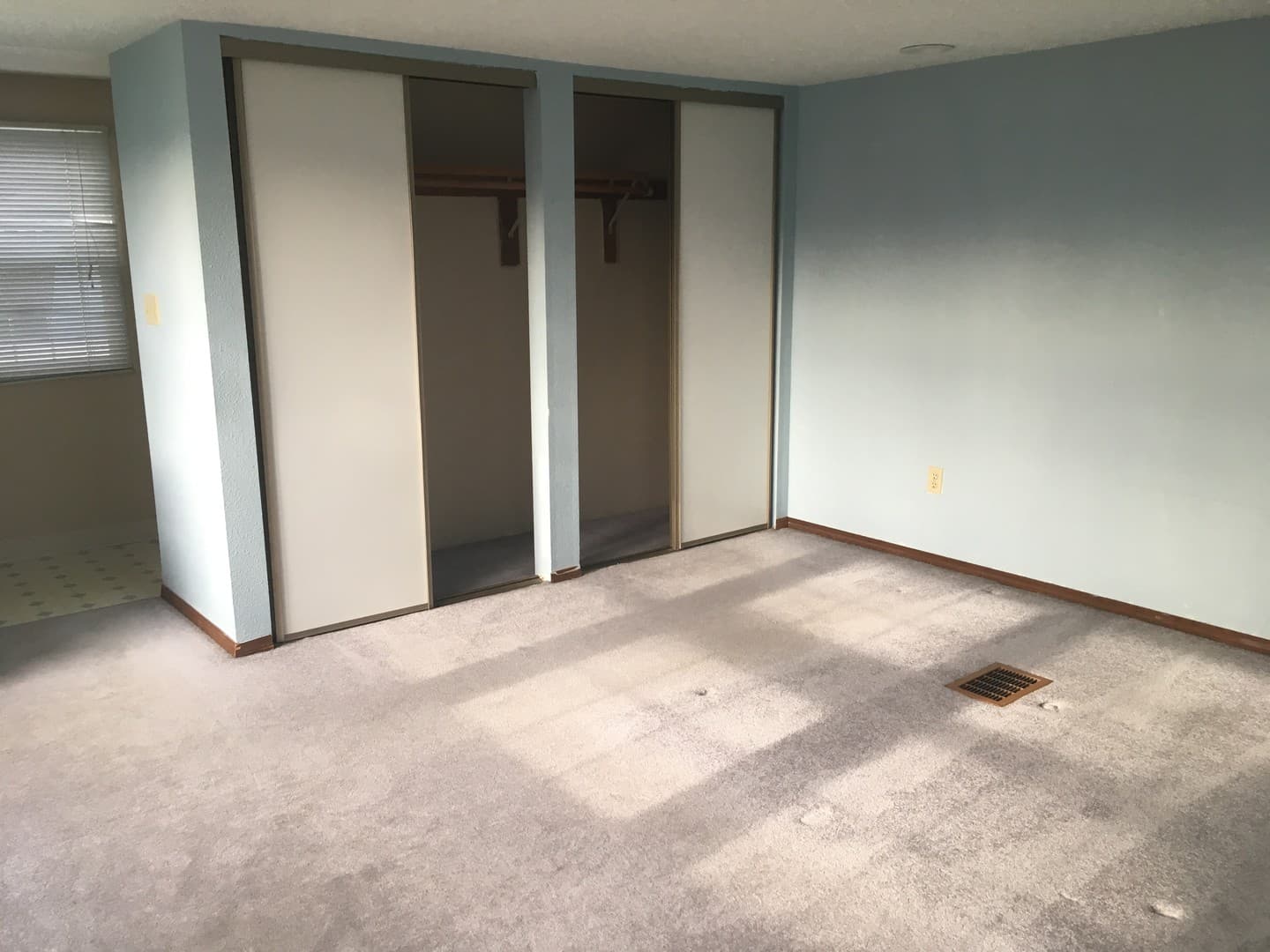 Portland House: 1037 NE 104th Ave