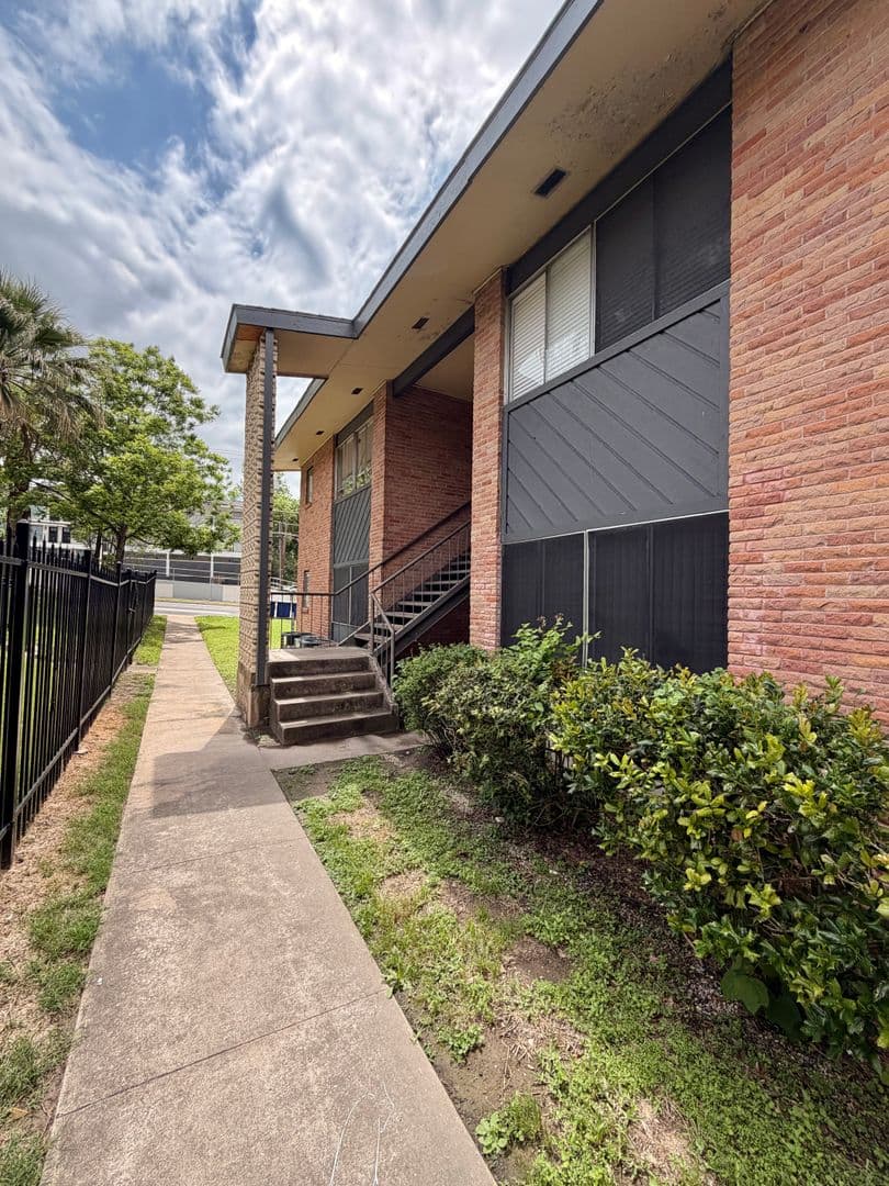 Austin Apartment: 3304 Red River