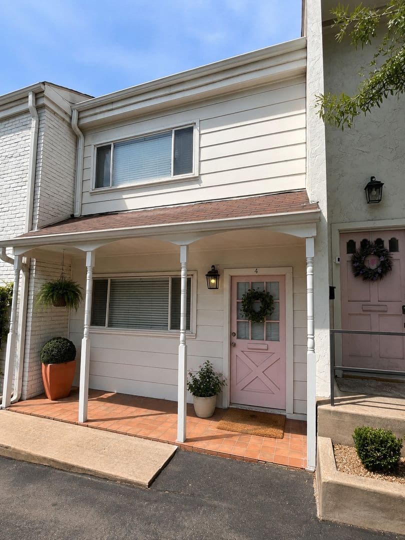 Austin Apartment: 2401 Winsted Ln