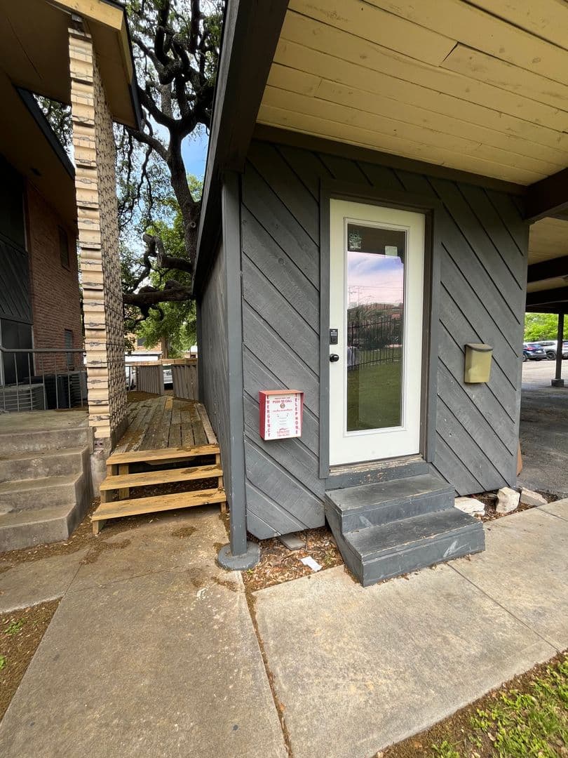 Austin Apartment: 3304 Red River