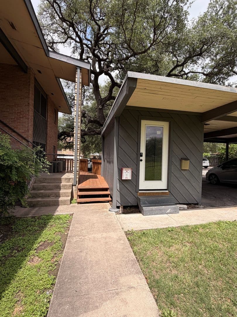 Austin Apartment: 3304 Red River