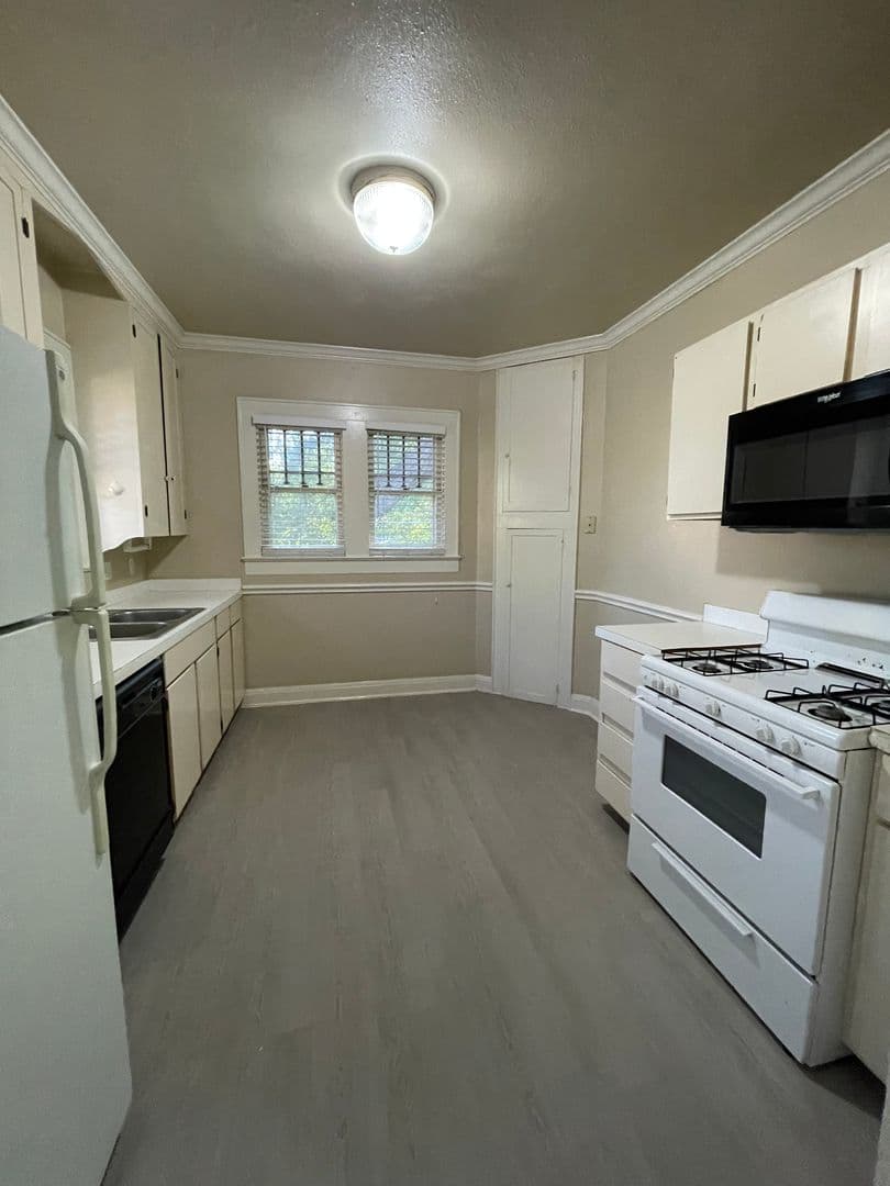 Austin House: 106-A E 38th St