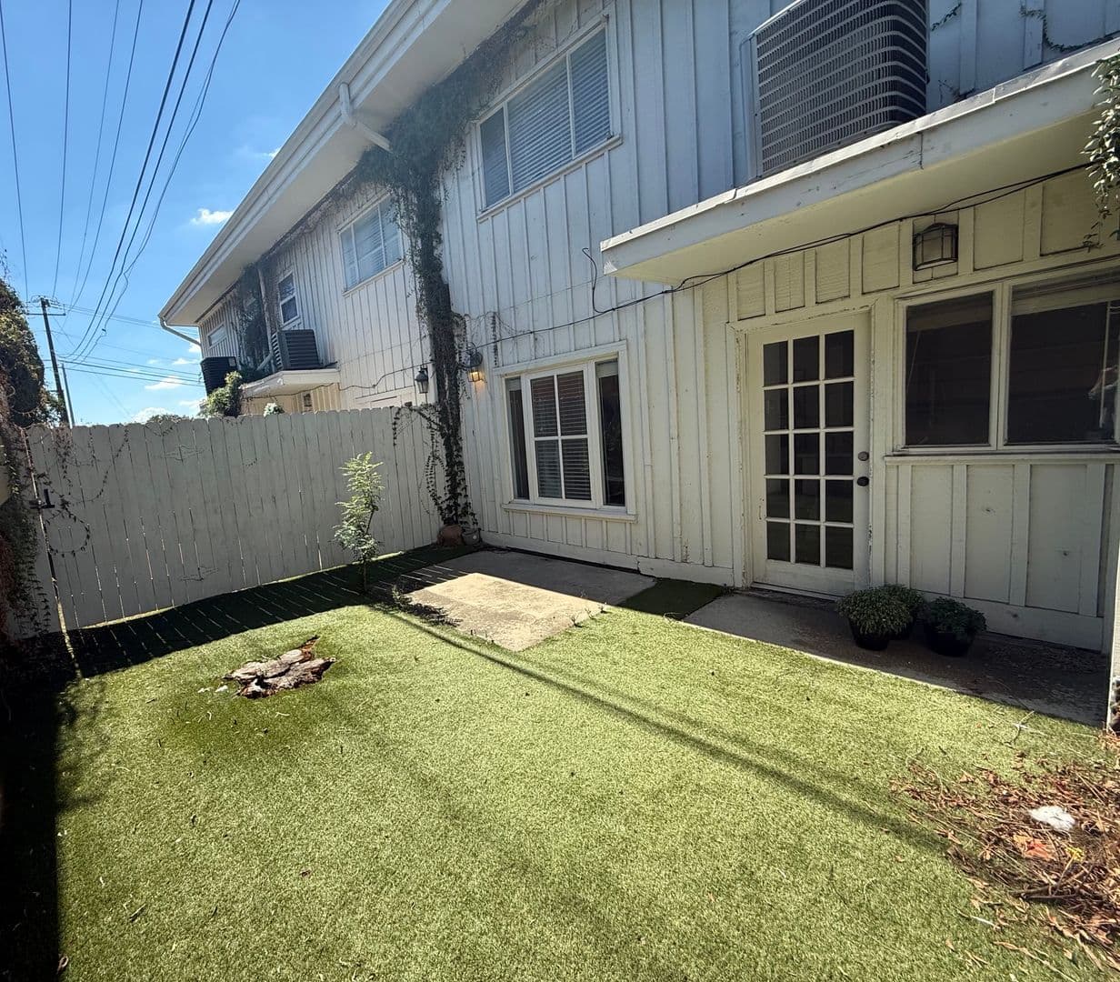 Austin Apartment: 2401 Winsted Ln