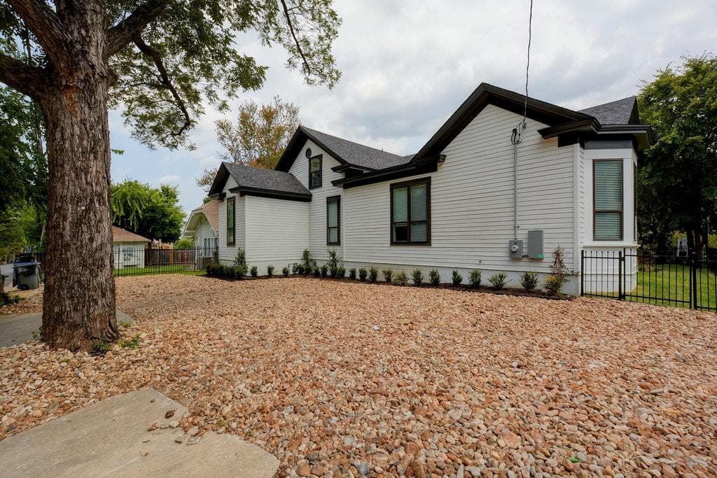 Austin House: 901 Shoal Cliff