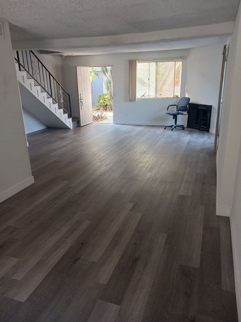 Van Nuys Apartment: 7107 Kester Ave