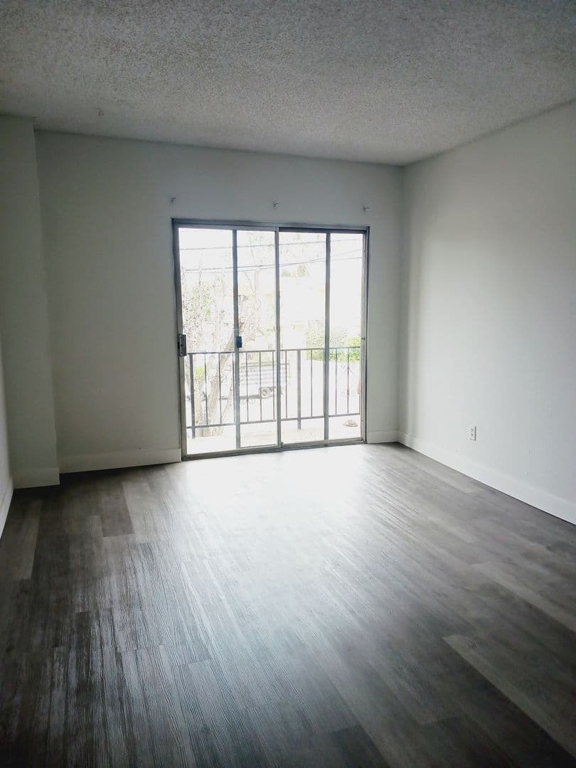 Van Nuys Apartment: 7107 Kester Ave