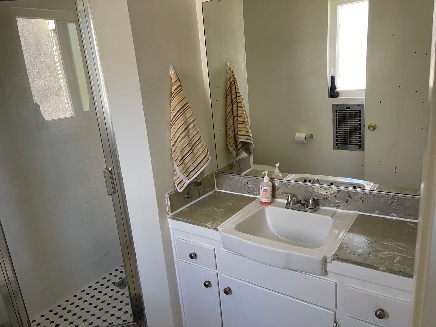 Redondo Beach Apartment: 522 Ave G