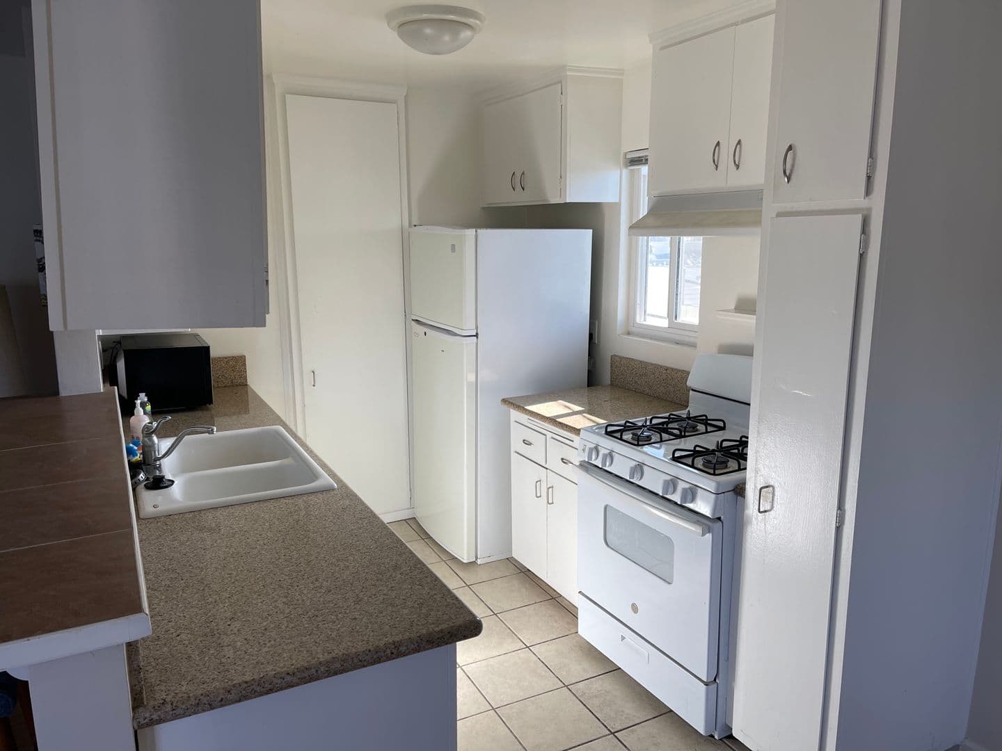 Redondo Beach Apartment: 522 Ave G